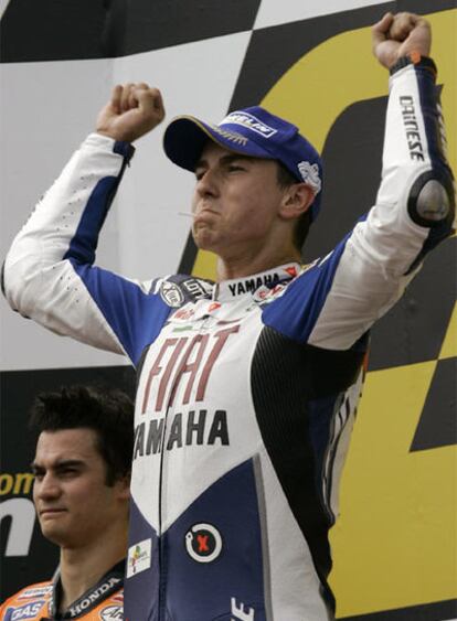Lorenzo celebra su triunfo en el podio. A su derecha, Pedrosa.