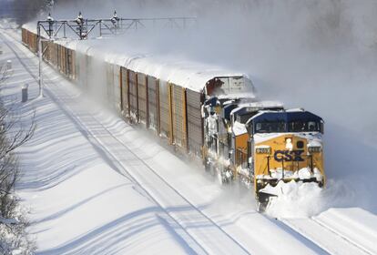 Aunque la situación más grave se vive en Búfalo, también se han registrado incidentes en Nuevo Hampshire, Michigan, Carolina del Norte e Indiana. En la imagen, un tren de carta atraviesa las vías heladas de Lancaster, en el Estado de Nueva York, el 19 de noviembre de 2014.