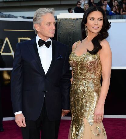 El actor Michael Douglas y Catherine Zeta-Jones, con un modelo dorado y barroco de Zuhair Murad.