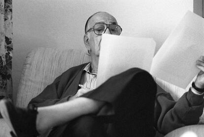 Camilo José Cela, revisando originales en su casa de Guadalajara en 1990.