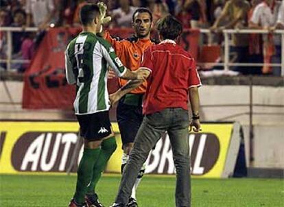 No deja de ser habitual que los controles de seguridad fallen en los estadios. El partido que enfrentó al Sevilla con el Betis en octubre de 2002 fue todo un ejemplo de ello. Un grupo de adolescentes apaleó a un guardia de seguridad, las aficiones se enfrentaron y un hincha saltó al terreno de juego y agredió al portero bético, Prats.