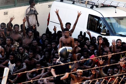 Inmigrantes que cruzaron la valla de Ceuta el pasado jueves.