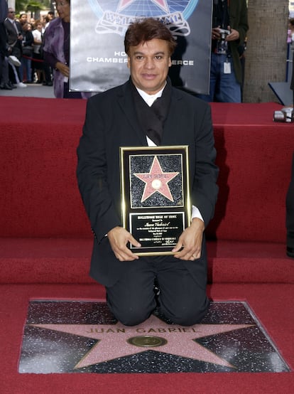 El legendario cantante mexicano Juan Gabriel recibe su estrella en el Paseo de la Fama de Hollywood el 09 de mayo de 2002.