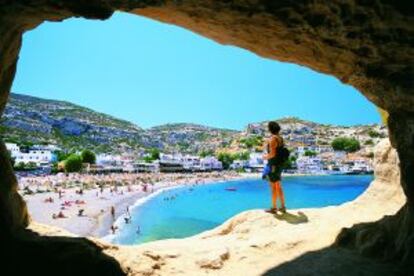Vista de la playa de Malata, en Creta (Grecia), desde una de las cuevas donde dormían 'hippies' llegados de todo el mundo en los años 60.