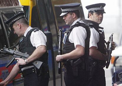 Policías británicos vigilaban ayer la terminal 4 del aeropuerto londinense de Heathrow.