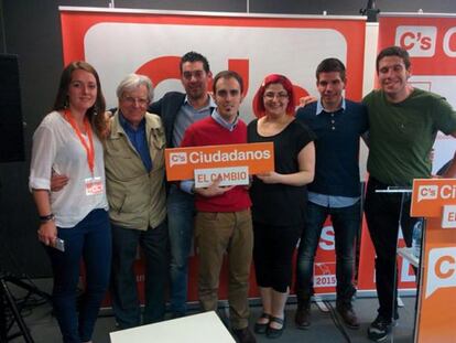 Javier Nart, segundo por la izquierda, junto a miembros de Ciudadanos de Bizkaia, el pasado domingo en San Sebastián.