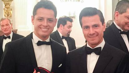 Chicharito (i) y Pe&ntilde;a Nieto, anoche en Alemania