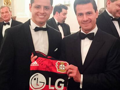 Chicharito (i) y Pe&ntilde;a Nieto, anoche en Alemania