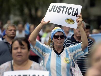 Varias personas participan en la Marcha del Silencio por el fiscal Nisman, en Buenos Aires (Argentina), en 2015.
