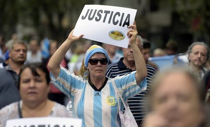 Varias personas participan en la Marcha del Silencio por el fiscal Nisman, en Buenos Aires (Argentina), en 2015.