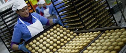 Trabajadoras en la fábrica de mantecados Gamito, en Estepa.