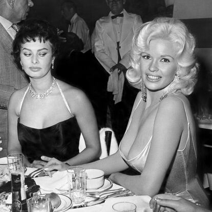 Sofia Loren y Jayne Mansfield, en el restaurante Romanoff&#39;s, de Beverly Hills, en 1957, en una cena en honor a la diva italiana en la que la actriz estadounidense, ávida siempre de publicidad, se presentó de forma inesperada.