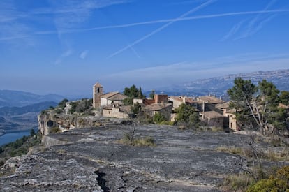 Último reducto árabe de la Reconquista en Cataluña, inexpugnable en su risco encima de un río, hicieron falta los soldados de cuatro condes para someter Siurana (Tarragona). Abdelazia, la reina mora, prefirió tirarse por el acantilado con su caballo antes de verse sometida por los cristianos. De su larga historia de asedios han llegado a nuestros días los restos de su fortaleza y sus calles empedradas. Su entorno natural es un punto de referencia para escaladores y excursionistas.