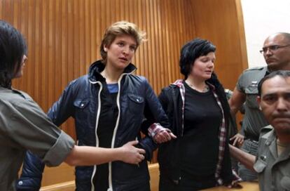 Ariadna Jové (segunda izquierda) y Bridgette Chappell, hoy en el Tribunal Supremo de Israel.