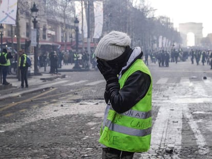 Um ‘colete amarelo’ durante a manifestação de 16 de março em Paris