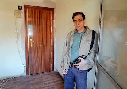 Gustavo Tardón lleva desde el 21 de diciembre esperando a que desalojen la casa de su madre. La residencia en la que vivió toda su vida se quedó vacía cuando murió su madre hace cuatro años. El pasado lunes la policía consiguió sacar a la 'okupa' que residía con sus hijos en el piso de Vallecas, y se encontraron todas las cosas de la casa revueltas y que algunos de los muebles ya ni siquiera estaban.