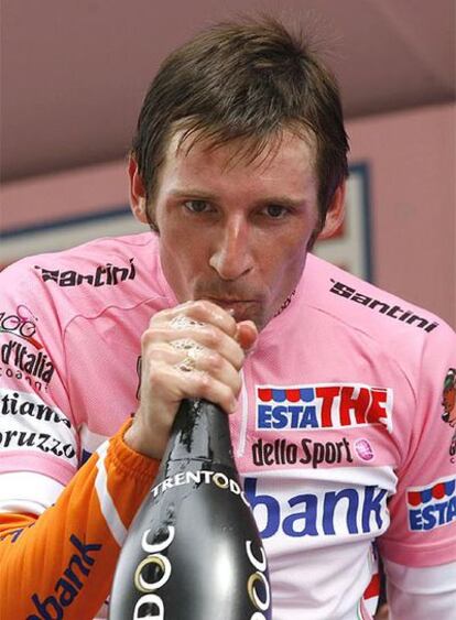 Menchov, en el podio, bebe de una botella de 'champagne' para celebrar su liderato.