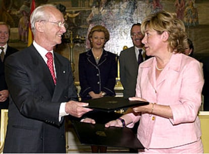 Pilar del Castillo y Carlos Hugo de Borbón Parma, durante la firma de la cesión del archivo.