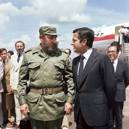 Adolfo Suárez (à dir.) e o cubano Fidel Castro se cumprimentam no aeroporto de Havana, no início de uma viagem a Cuba do então premiê espanhol, em 1978.