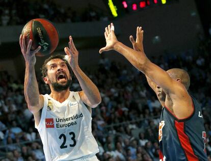 Llull (i), defendido por Granger durante la final.