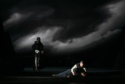 Leonora (Liudmila Monastirska) muere en brazos de Don Álvaro (Gregory Kunde) en presencia del Padre Guardiano (Marko Mimica) en la última escena de 'La forza del destino'.