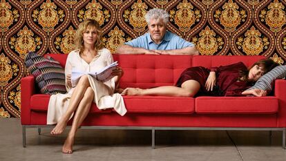 Almodóvar ao lado das duas protagonistas.