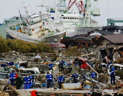 Soldados buscan víctimas en Miyako, en la prefectura de Iwate, arrasada por el tsunami.