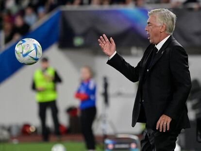 Carlo Ancelotti da instrucciones a sus jugadores desde la banda, durante el partido.