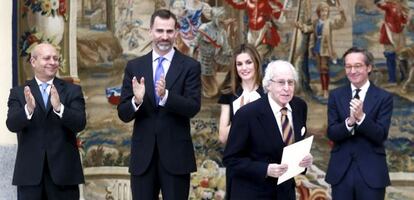 El ministro de Cultura, Jos&eacute; Ignacio Wert; el rey Felipe, la reina Letizia, Alberto Schommer y el secretario de Estado de Cultura, Jos&eacute; Mar&iacute;a Lassalle, en El Pardo. 