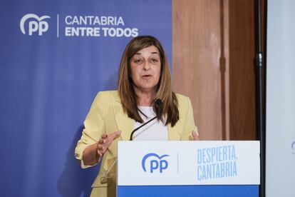 La presidenta del Partido Popular de Cantabria, María José Sáenz de Buruaga, preside la reunión de la Junta Directiva Regional del PP el 1 de junio en Santander.