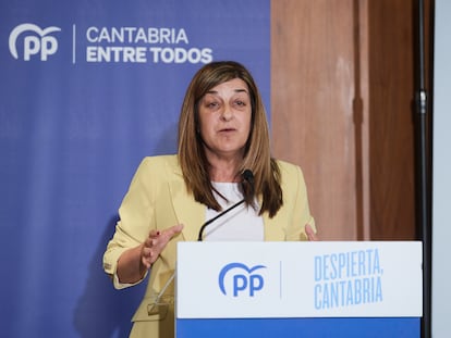 La presidenta del Partido Popular de Cantabria, María José Sáenz de Buruaga, preside la reunión de la Junta Directiva Regional del PP el 1 de junio en Santander.