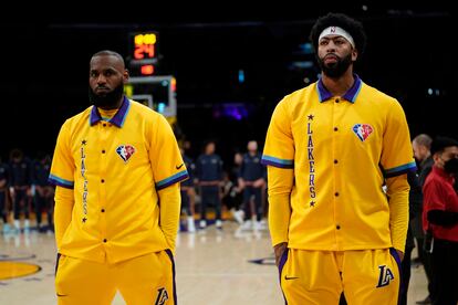 LeBron James y Anthony Davis, antes del partido del pasado 1 de abril ante los New Orleans Pelicans, en Los Ángeles.