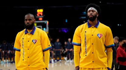 LeBron James y Anthony Davis, antes del partido del pasado 1 de abril ante los New Orleans Pelicans, en Los Ángeles.