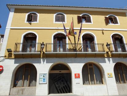 Fachada del Ayuntamiento de Callosa d´en Sarrià (Alicante).