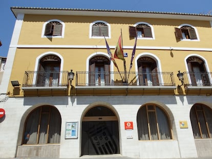 Fachada del Ayuntamiento de Callosa d´en Sarrià (Alicante).