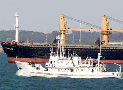 Un buque con 38.000 toneladas de carbón en sus bodegas ha quedado varado a la entrada de la Bahía de Cádiz, donde Salvamento está intentando remolcar la embarcación hasta el puerto.