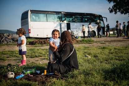 Durante el primer día del desalojo, partieron desde el campamento 42 autobuses que trasladaron a casi 2.000 personas hasta los nuevos campos oficiales gestionados por el Ejecutivo de Atenas.
“Seamos claros, esto no puede considerarse una reubicación voluntaria: esta gente no tenía otra alternativa, no se le dio información adecuada y la asistencia en el campo fue cortada drásticamente”, declara Loïc Jaeger, jefe de misión en Grecia de Médicos Sin Fronteras.