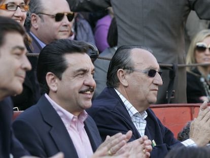 El ex n&uacute;mero dos de la Diputaci&oacute;n de Castell&oacute;n, Francisco Mart&iacute;nez, con el expresidente provincial Carlos Fabra, en una corrida de toros. 