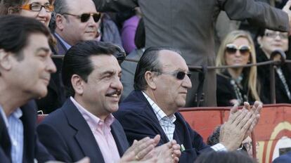 El ex n&uacute;mero dos de la Diputaci&oacute;n de Castell&oacute;n, Francisco Mart&iacute;nez, con el expresidente provincial Carlos Fabra, en una corrida de toros. 