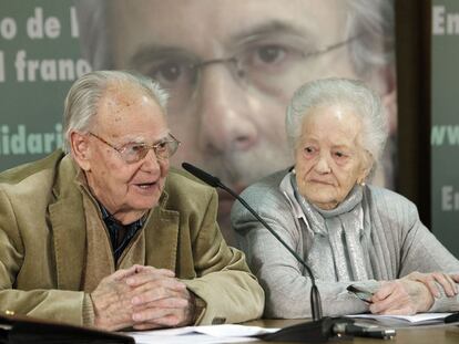Los exprisioneros Gervasio Puerta y Concha Carretero presentan la plataforma de apoyo a Garzón.