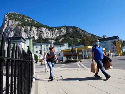 Varias personas caminan por Gibraltar.