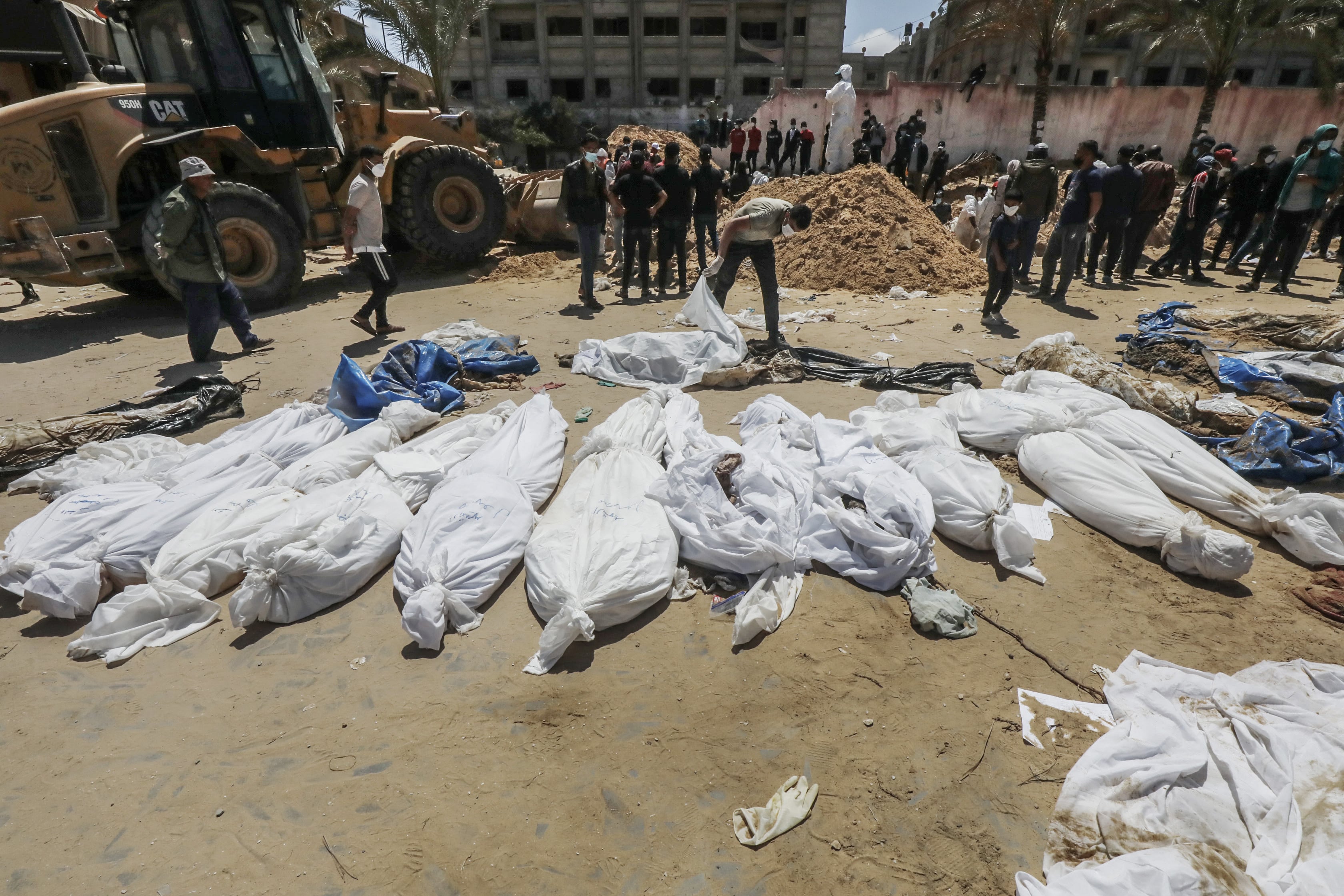 Cuerpos sin vida recuperados de la fosa común del hospital Al Nasser, en Jan Yunis el 21 de abril.