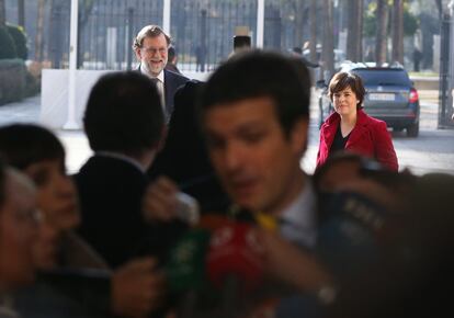 Mariano Rajoy y Soraya Saénz de Santamaría llegan al parlamento de Andalucía mientras Pablo Casado, en primer término, habla con la prensa.