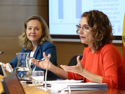 La vicepresidenta primera del Gobierno, Nadia Calviño (a la izquierda), y la ministra de Hacienda, María Jesús Montero, en la presentación del escenario macroeconómico 2022-2025 a final de abril.