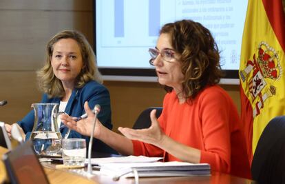 La vicepresidenta primera y ministra de Asuntos Económicos, Nadia Calviño, y la ministra de Hacienda, María Jesús Montero, presentan el escenario macroeconómico 2022-2025.