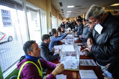 Varios taxistas votan en el referéndum en la T4, esta mañana.