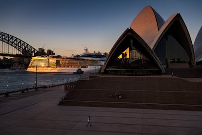 Casi nadie pisa las escaleras de la Ópera de Sídney, hito turístico de la ciudad australiana fotografiado el pasado 20 de marzo.