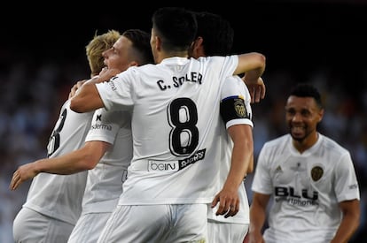 Kevin Gameiro (segundo por la izquierda) celebra el primer gol del Valencia junto a sus compañeros.