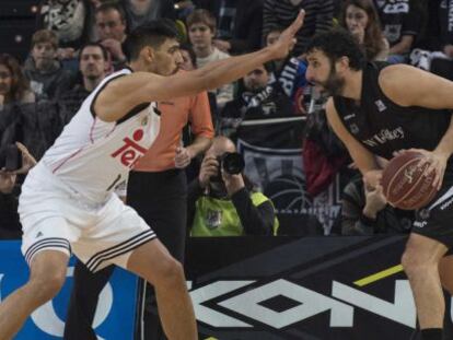 Ayón, del Madrid defiende Mumbrú, del Bilbao Basket. 