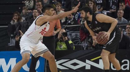 Ayón, del Madrid defiende Mumbrú, del Bilbao Basket. 
